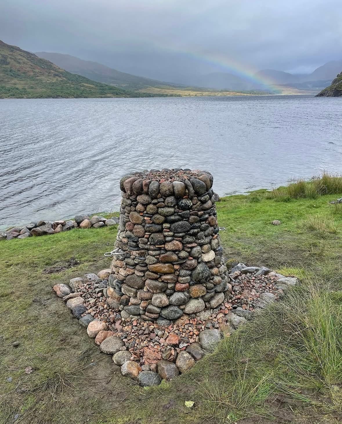 Stone seat and cairn image 1