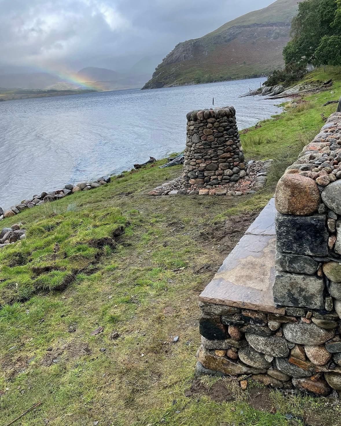 Stone seat and cairn image 4